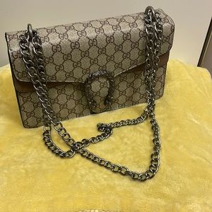 ***not real ***  gifted Gucci bag never been used size 10.5” x 7” x 3”